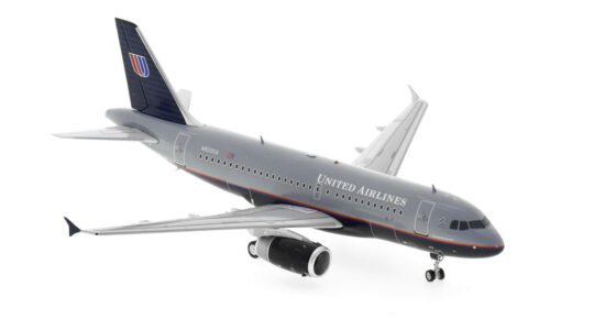 Front starboard side view of the 1/200 scale diecast model of the Airbus A319-100, registration N820UA in United Airlines livery - IF319UA0523