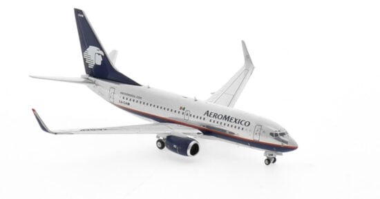 Front starboard side view of the 1/200 scale diecast model of the Boeing 737-700 NG, registration XA-GAM, in AeroMexico livery - 777028