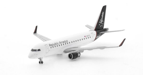 Front port side view of the 1/400 scale diecast model of the Embraer E175LR (ERJ 175-200LR) registration N402YX in Republic Airways livery - GJRPA2086