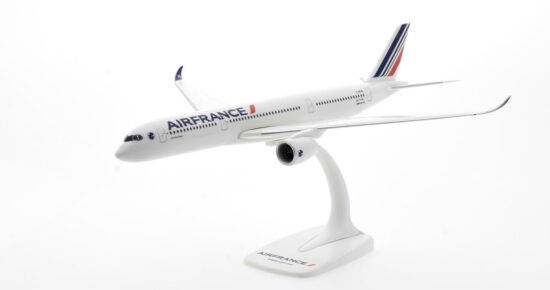 Front starboard side view of the 1/200 scale plastic diecast model of the Airbus A350-900 named "Fort-de-France" registration F-HTYM in Air France livery - HE612470001
