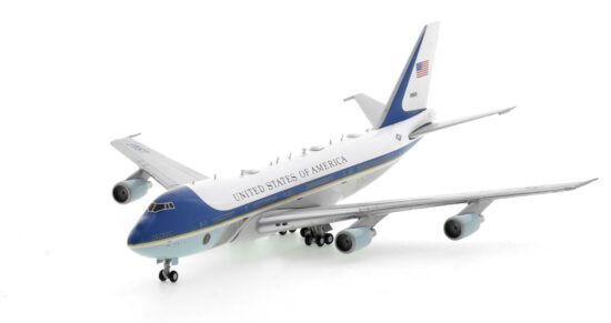 Front port side view of the 1/400 scale diecast model Boeing VC-25A SAM 2800 of the Presidential Airlift Group, 89th Airlift Wing United States Air Force in the Loewy and Kennedy designed livery - Gemini Jets GJAFO2173