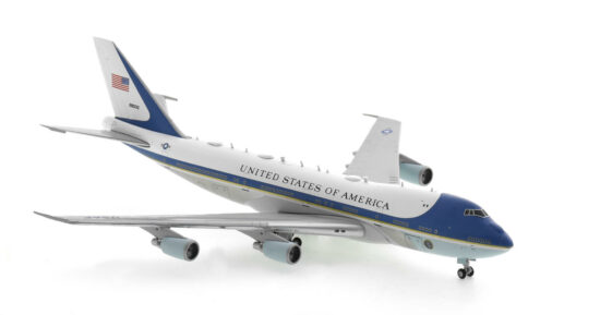 Front starboard side view of the 1/400 scale diecast model Boeing VC-25A SAM 2800 of the Presidential Airlift Group, 89th Airlift Wing United States Air Force in the Loewy and Kennedy designed livery - Gemini Jets GJAFO2173