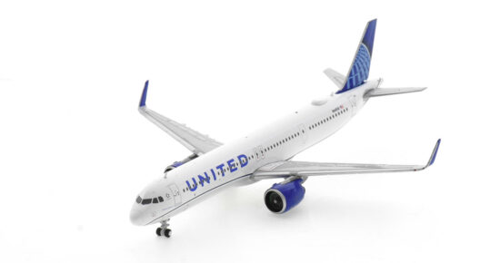 Front port side view of the 1/400 scale diecast model of the Airbus A321-200NX (ACF), registration N44501 in United Airlines livery - Gemini Jets GJUAL2245 