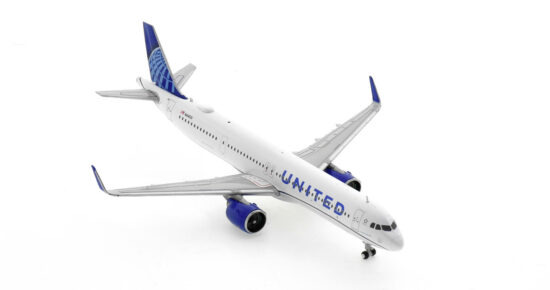 Front starboard side view of the 1/400 scale diecast model of the Airbus A321-200NX (ACF), registration N44501 in United Airlines livery - Gemini Jets GJUAL2245 
