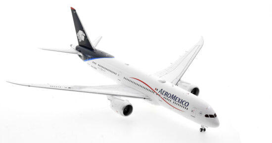 Front starboard side view of the 1/200 scale diecast model of the Boeing 787-9 Dreamliner, registration XA-DHN, in AeroMexico livery - Inflight200 IF789AM1023