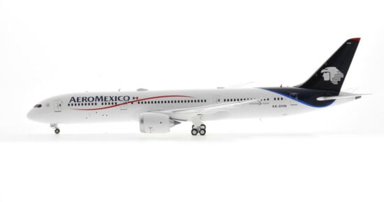 Port side view of the 1/200 scale diecast model of the Boeing 787-9 Dreamliner, registration XA-DHN, in AeroMexico livery - Inflight200 IF789AM1023