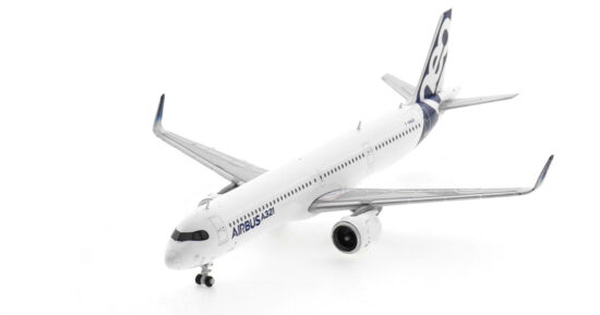 Front port side view of the 1/400 scale diecast model of the Airbus A321XLR prototype, registered F-WWAB in Airbus house colours, circa the early 2020s - JC Wings LH4AIR320 / LH4320