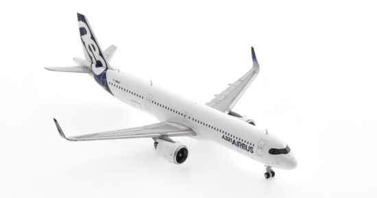 Front starboard side view of the 1/400 scale diecast model of the Airbus A321XLR prototype, registered F-WWAB in Airbus house colours, circa the early 2020s - JC Wings LH4AIR320 / LH4320